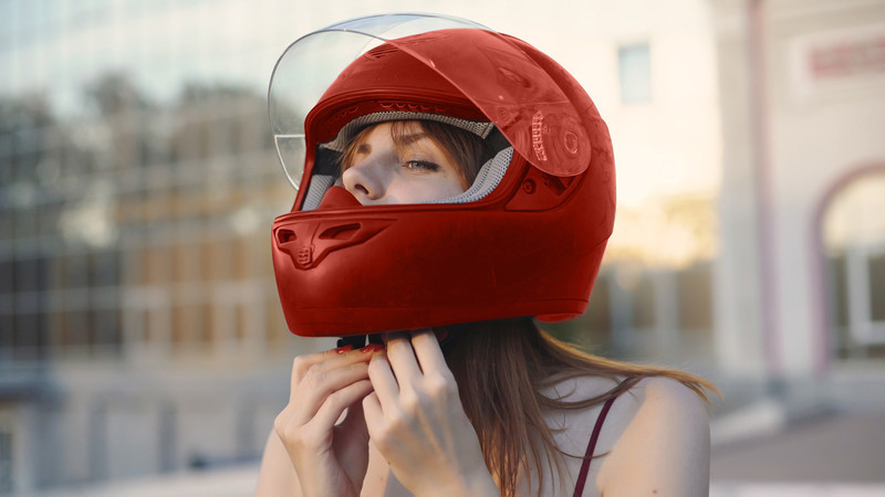 Seguro para moto - chica con casco